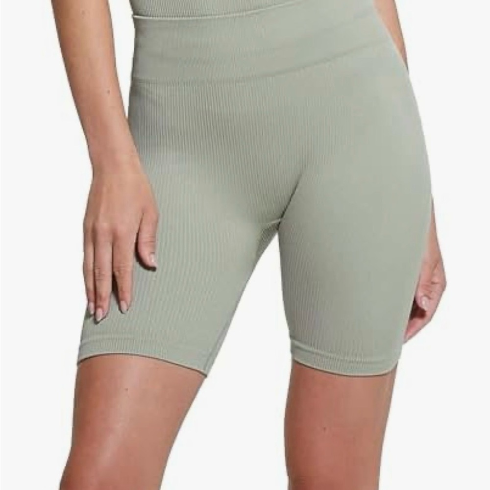 Guess Sara Seamless Dusty Fern 3 pcs set (Cropped Tank Top, Shorts and Jacket) - Picture 3 of 7